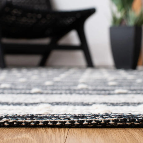 Safavieh Striped Kilim 4'-0" x 6'-0" Rug in Black / Ivory