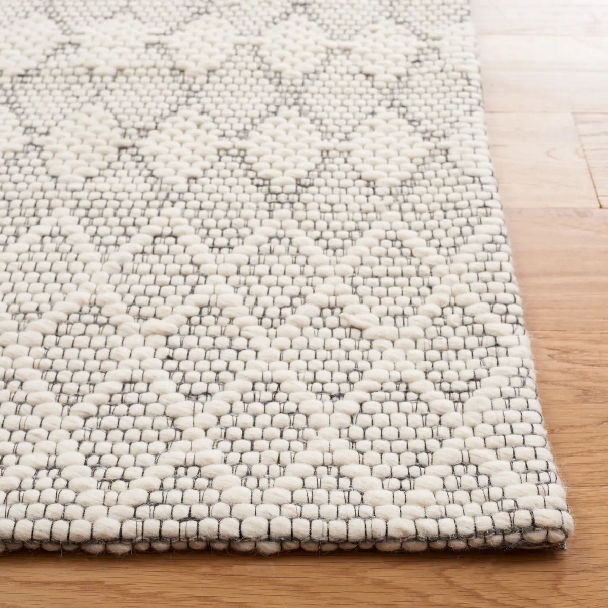 Safavieh Marbella 4'-0" x 6'-0" Rug in Ivory