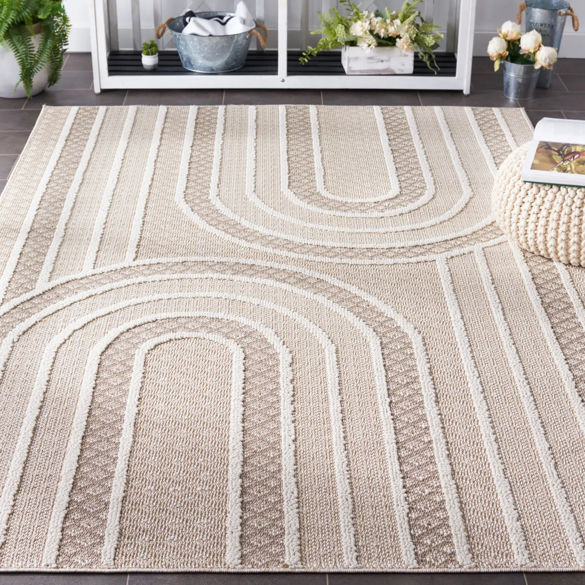 Safavieh Global 4'-0" x 6'-0" Rug in Beige / Ivory