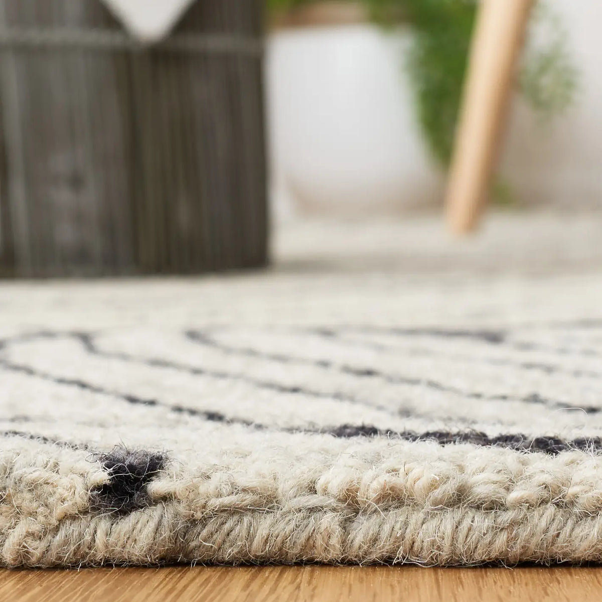 Safavieh Metro 4'-0" x 6'-0" Rug in Black / Ivory