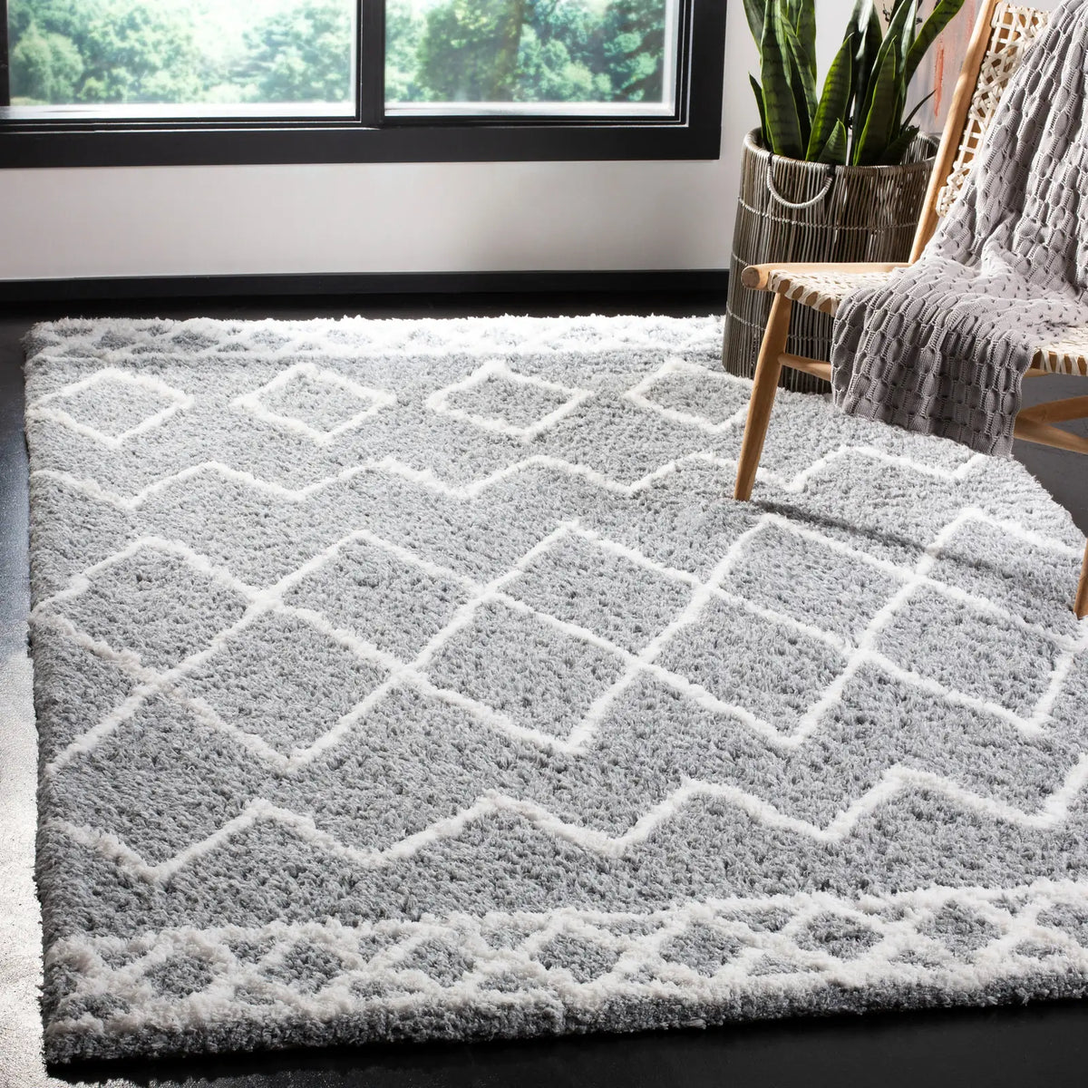 Safavieh Equinox Shag 4'-0" x 6'-0" Rug in Grey / Cream