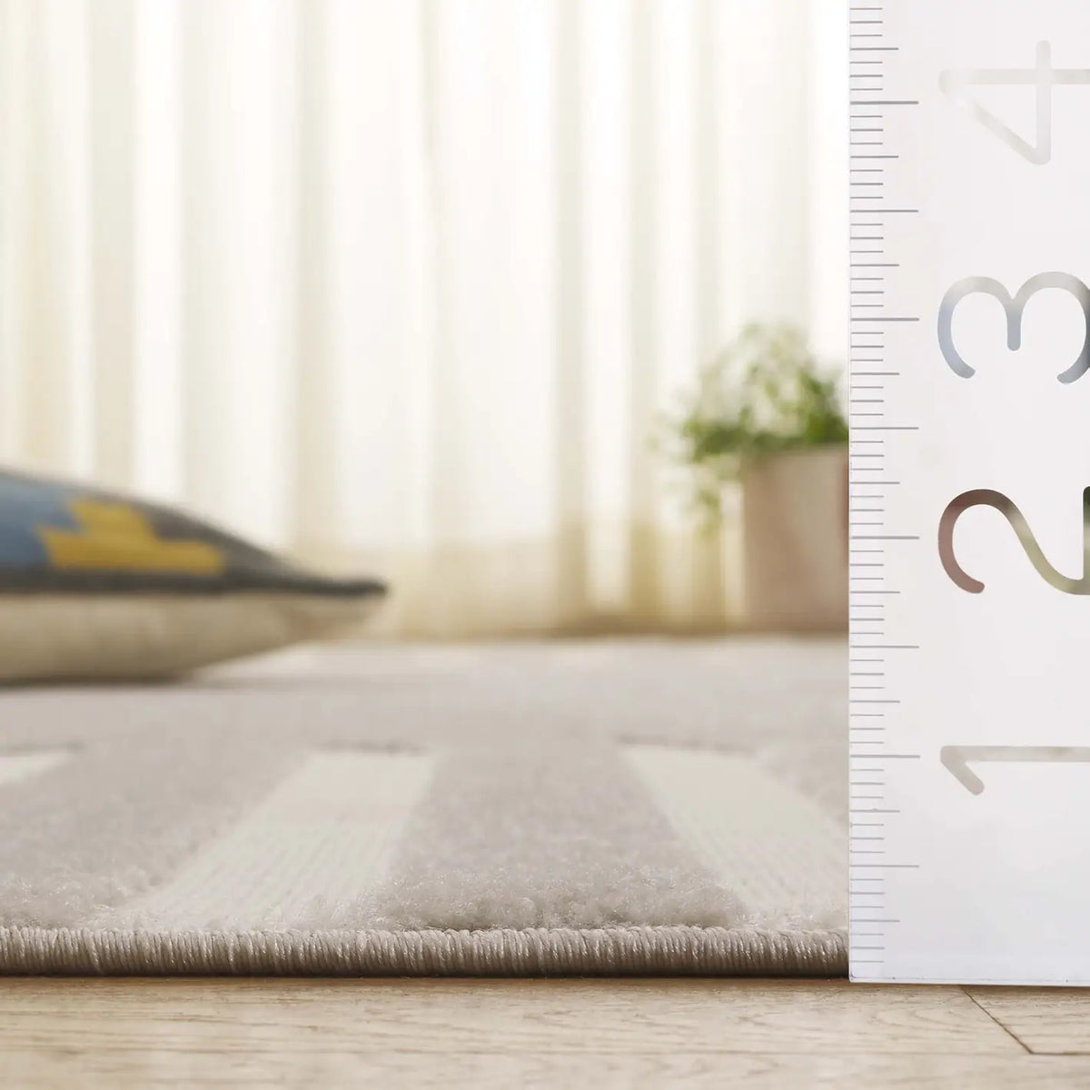 Safavieh Stella 4'-0" x 6'-0" Rug in Ivory