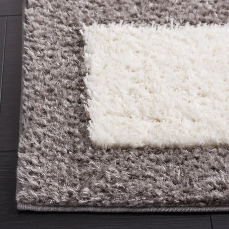 Safavieh Norway 4'-0" x 6'-0" Rug in Grey / Ivory