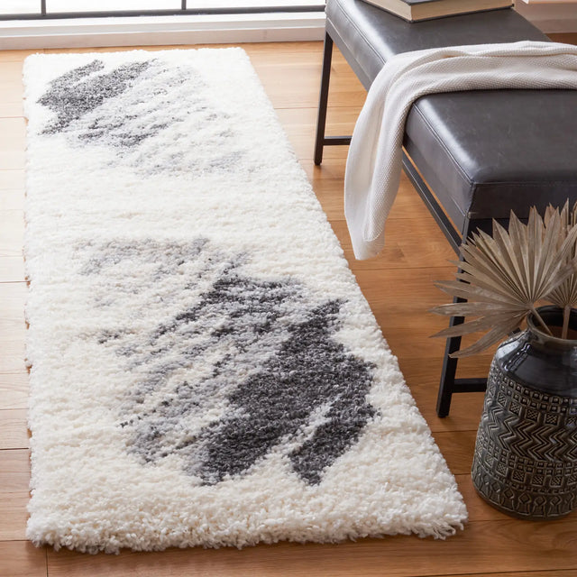 Safavieh Fontana Shag  800 2'-3" x 8'-0" Rug in Grey / Ivory