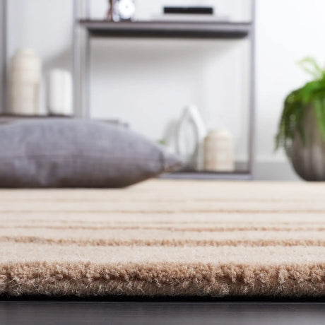 Safavieh Chatham 4'-0" x 6'-0" Rug in Taupe