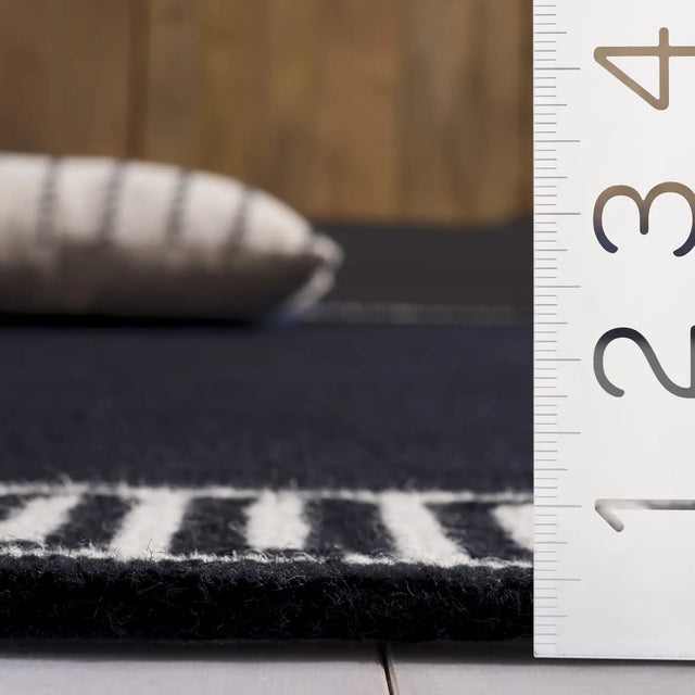 Safavieh Metro 2'-3" x 9'-0" Rug in Navy / Ivory