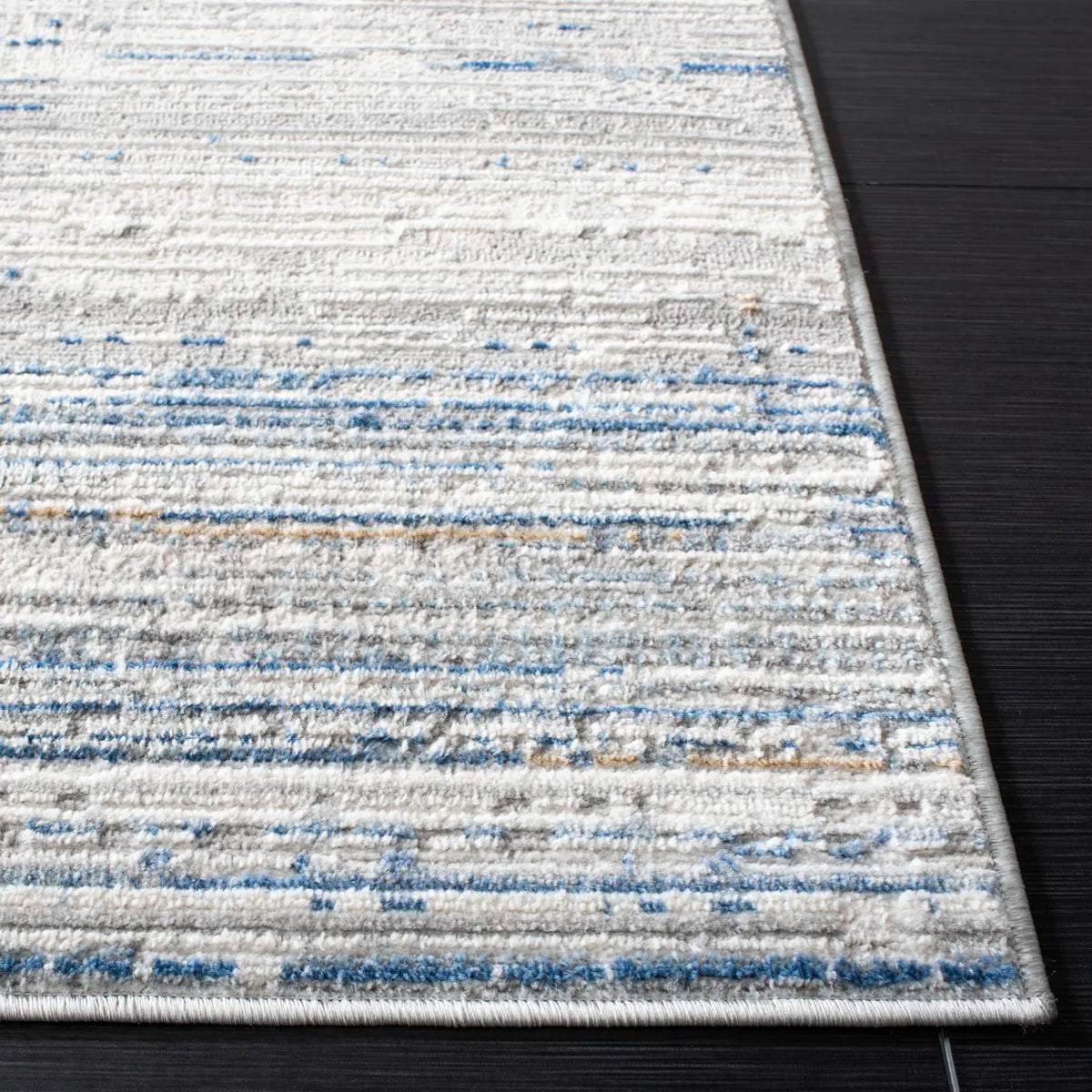 Safavieh Shivan 100 4'-0" x 6'-0" Rug in Ivory / Blue