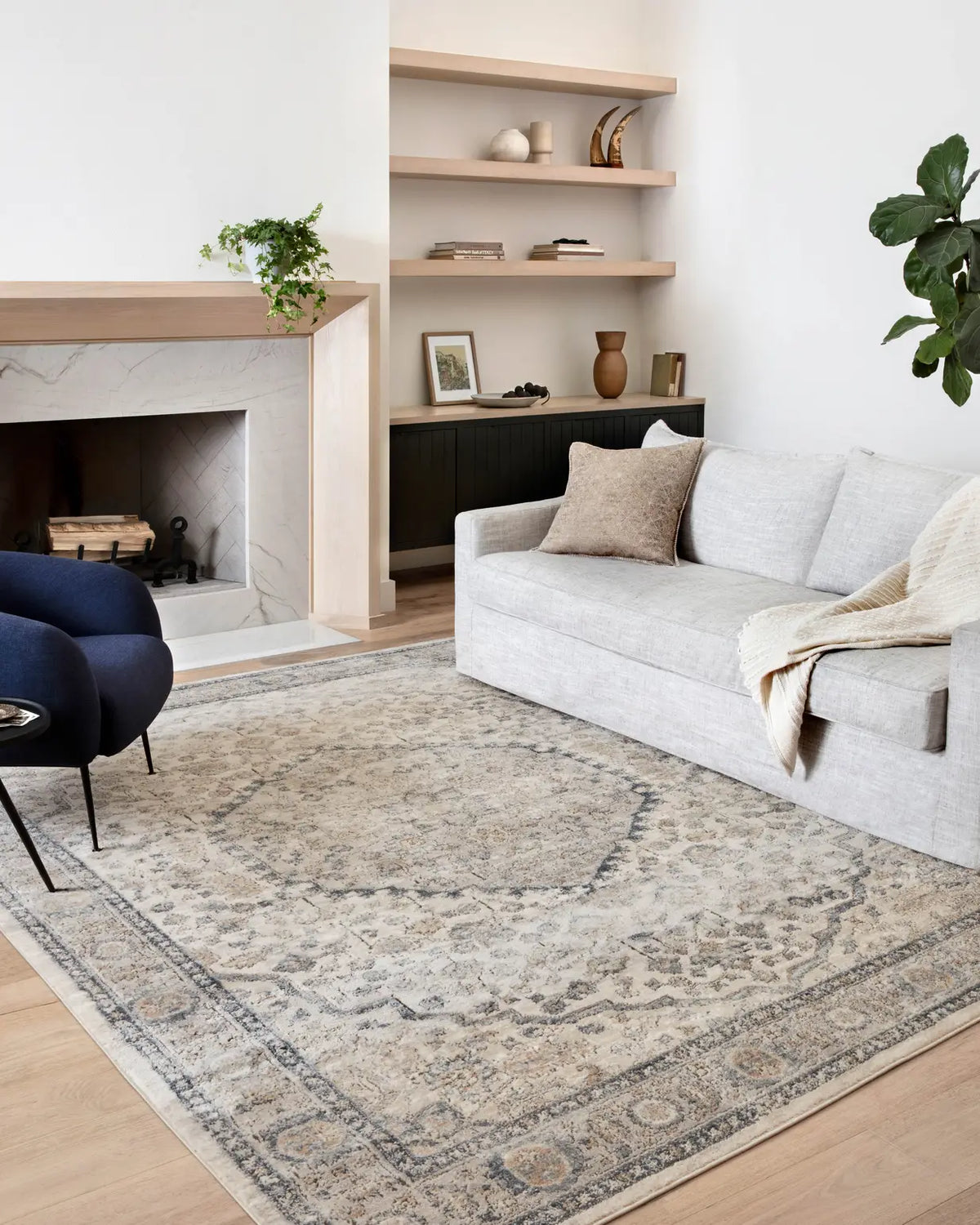Loloi Teagan Tea-01 Natural/Lt. Grey Rugs - room scene 2