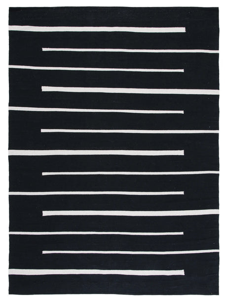 Safavieh Montauk 10'-0" x 14'-0" Rug in Black / Ivory