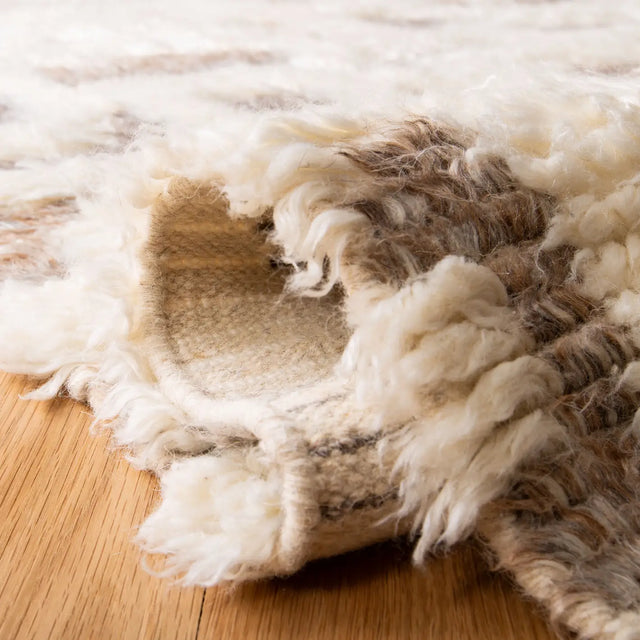 Safavieh Manhattan 4'-0" x 6'-0" Rug in Ivory / Grey