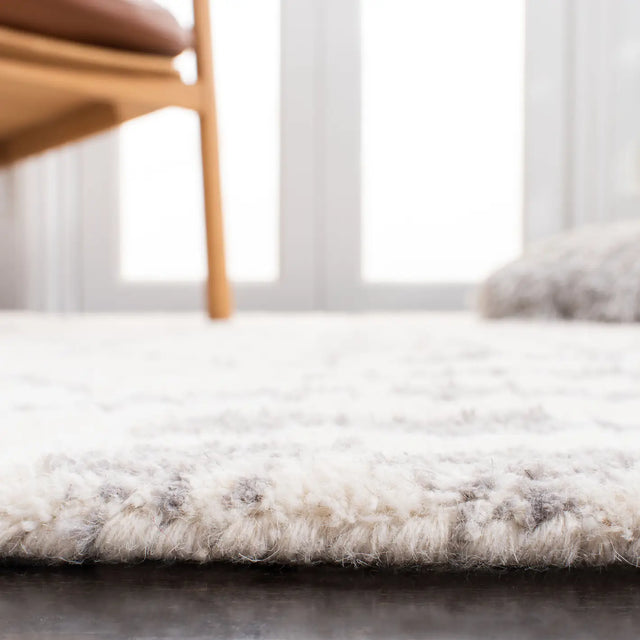 Safavieh Casablanca 5'-0" x 8'-0" Rug in Ivory / Silver