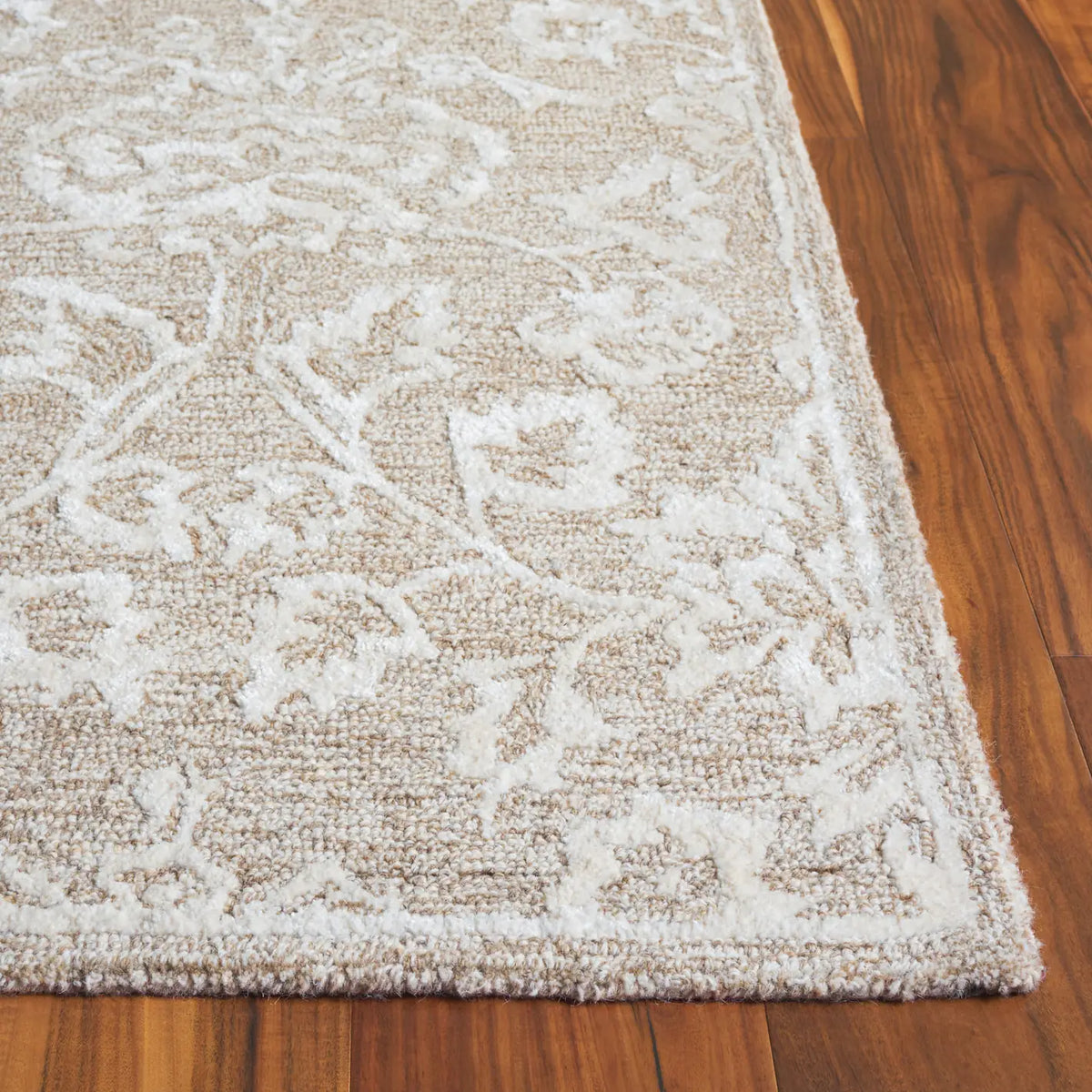 Safavieh Glamour 4'-0" x 6'-0" Rug in Beige / Ivory