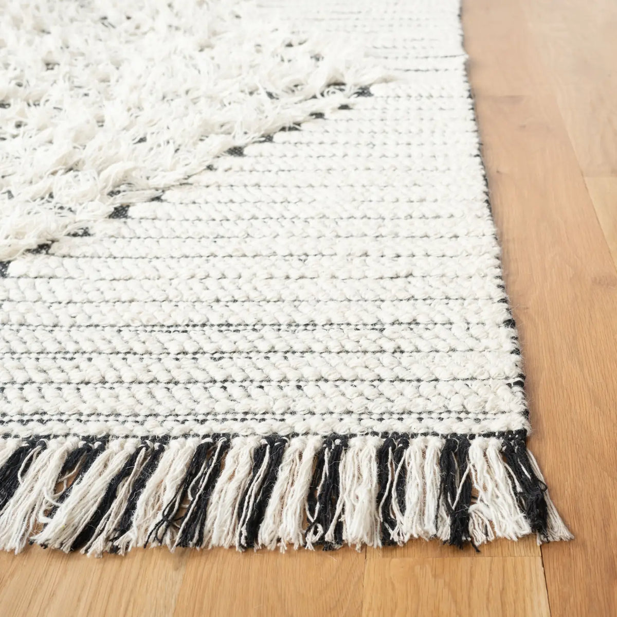 Safavieh Vermont 3'-0" x 5'-0" Rug in Ivory / Black
