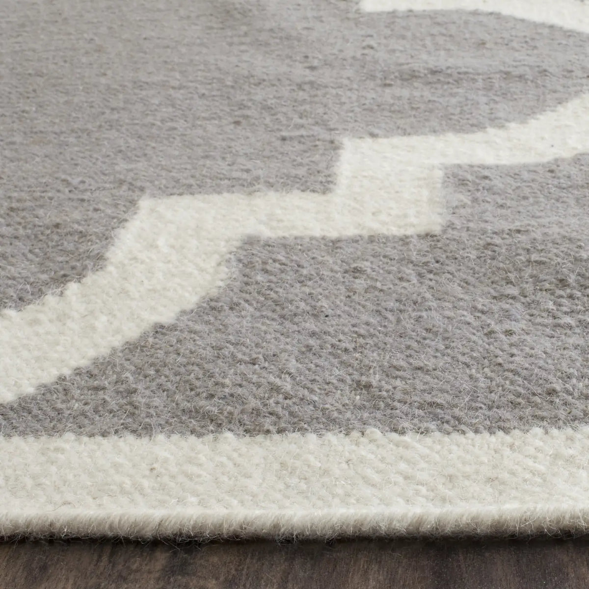 Safavieh Dhurries 6'-0" x 9'-0" Rug in Grey / Ivory
