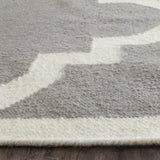 Safavieh Dhurries 6'-0" x 9'-0" Rug in Grey / Ivory
