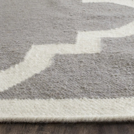 Safavieh Dhurries 6'-0" x 9'-0" Rug in Grey / Ivory