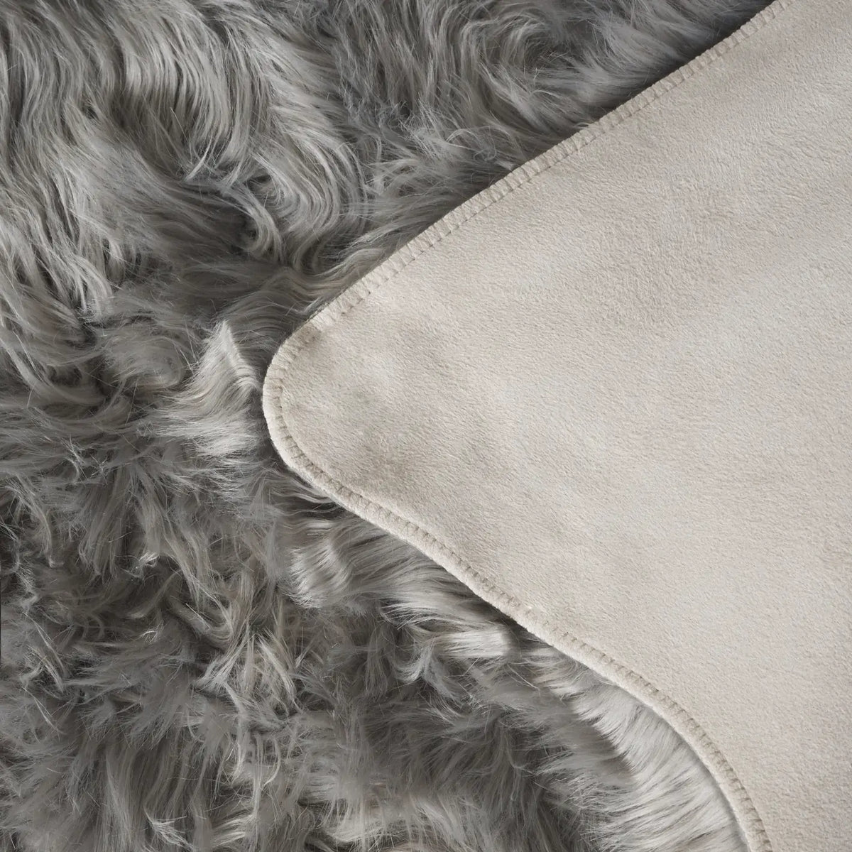 Safavieh Faux Sheep Skin 2'-0" x 3'-0" Rug in Grey