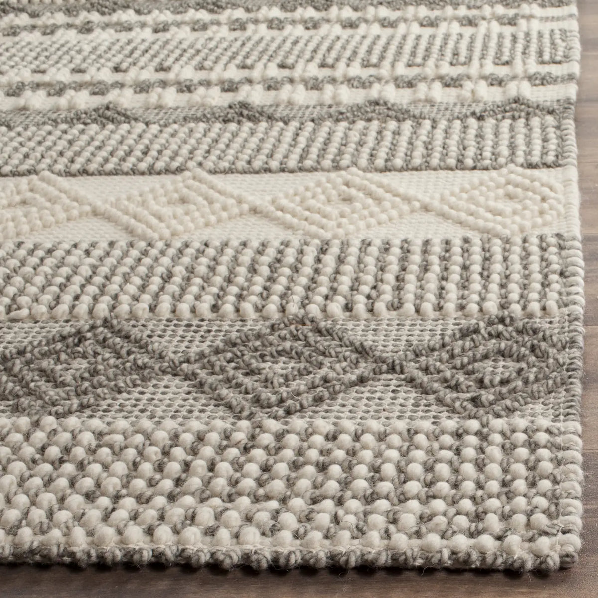 Safavieh Natura 4'-0" x 6'-0" Rug in Grey / Ivory
