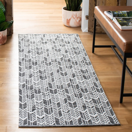 Safavieh Montauk 2'-3" x 7'-0" Rug in Black / Ivory