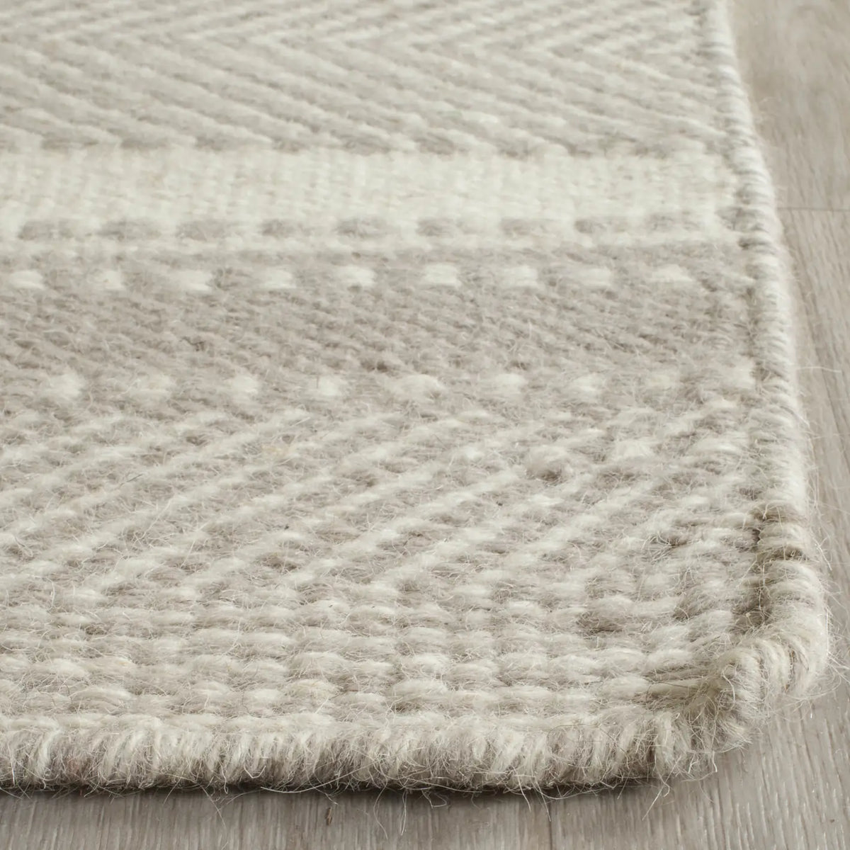 Safavieh Kilim 4'-0" x 6'-0" Rug in Grey / Ivory