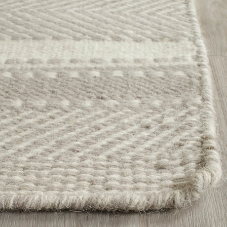 Safavieh Kilim 4'-0" x 6'-0" Rug in Grey / Ivory