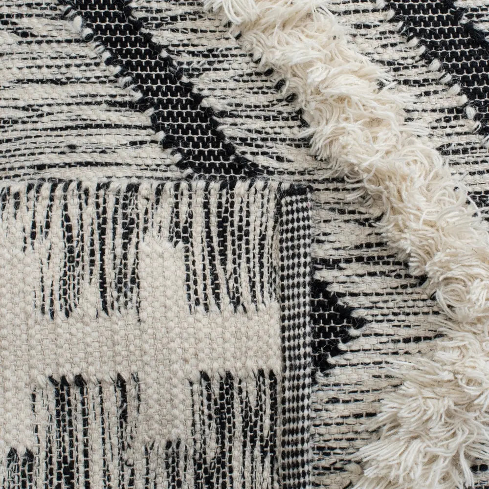 Safavieh Kenya 6'-0" x 9'-0" Rug in Ivory / Black