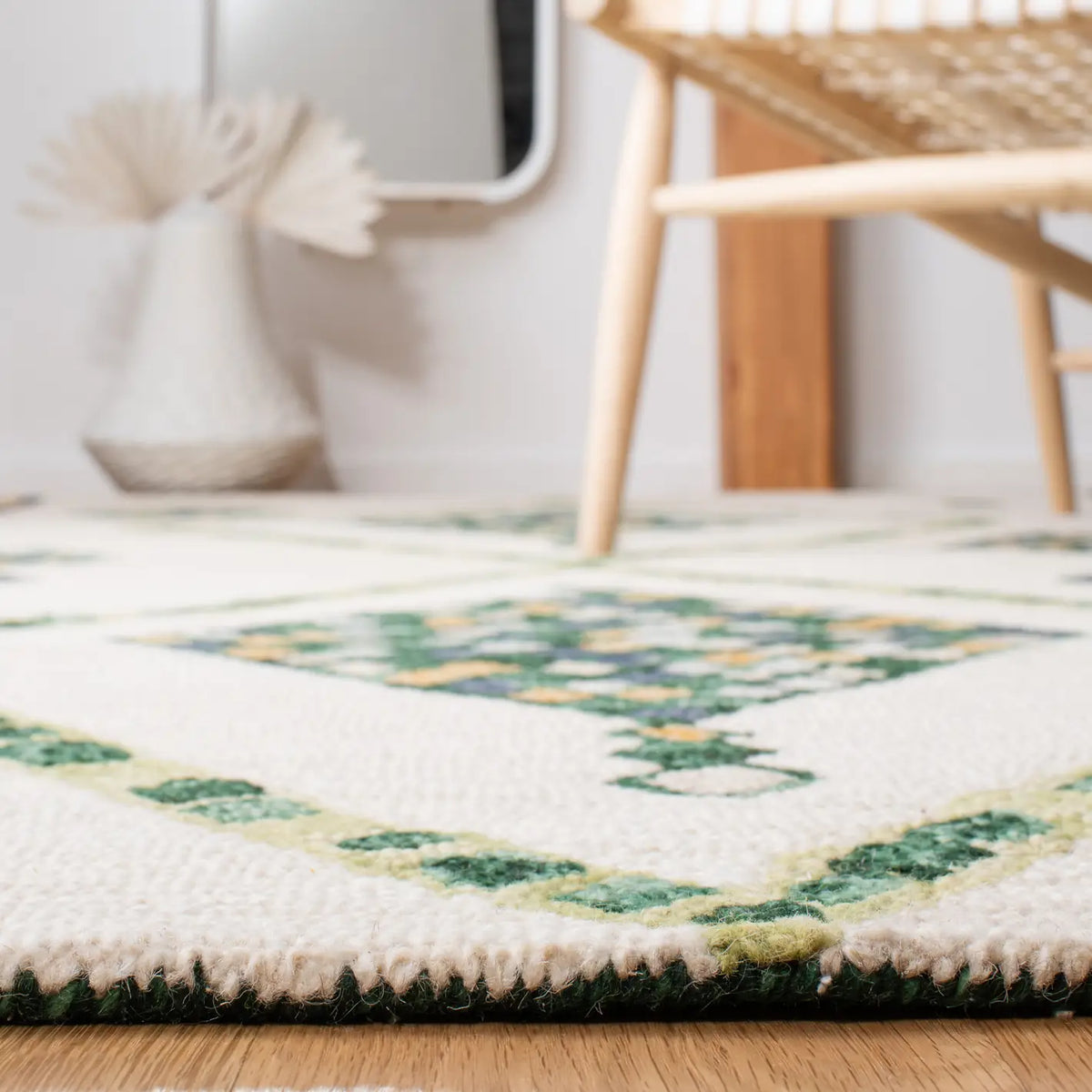 Safavieh Aspen 4'-0" x 6'-0" Rug in Green / Ivory