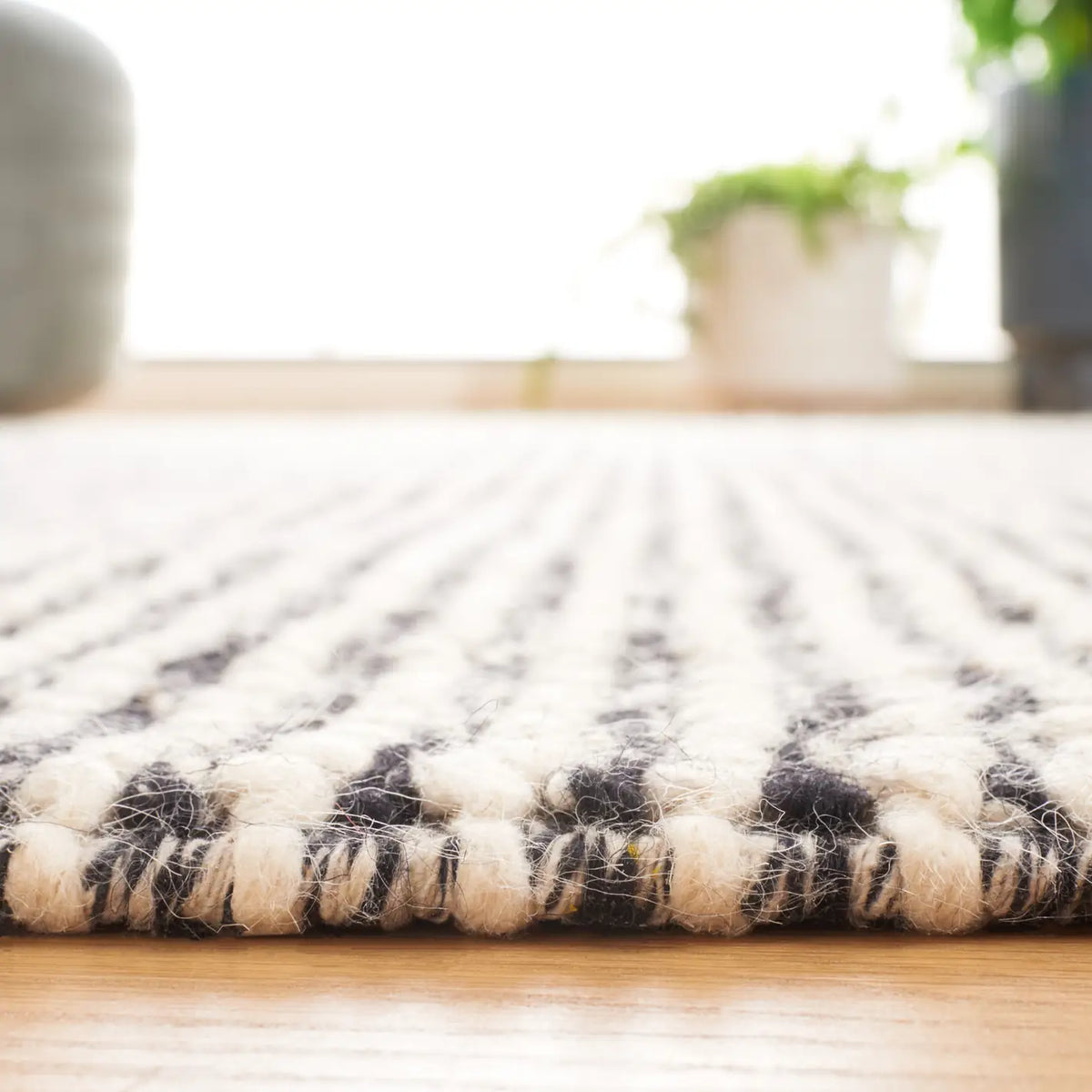 Safavieh Natura 4'-0" x 6'-0" Rug in Black / Ivory