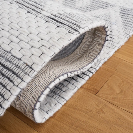 Safavieh Marbella 4'-0" x 6'-0" Rug in Ivory / Black