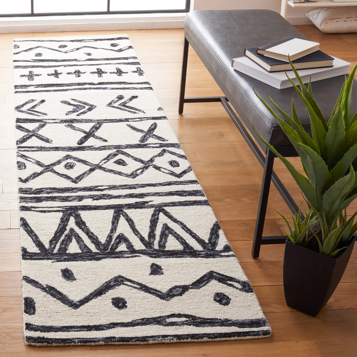 Safavieh Metro 2'-3" x 9'-0" Rug in Black / Ivory