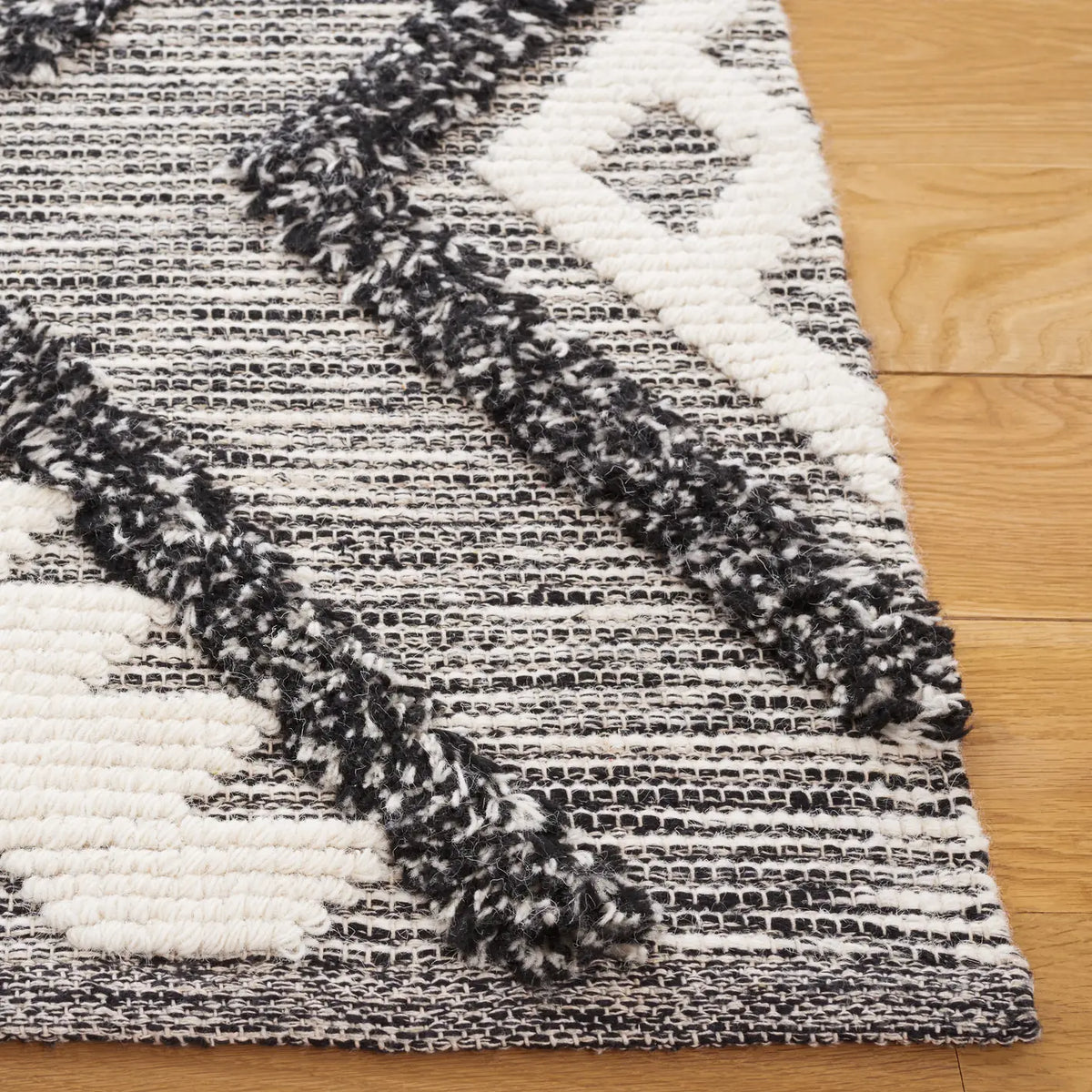 Safavieh Natura 4'-0" x 6'-0" Rug in Black / Ivory