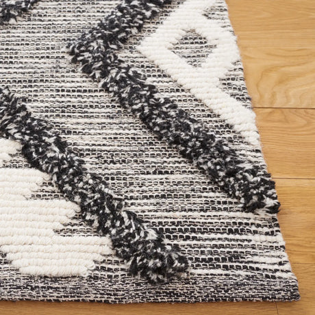 Safavieh Natura 4'-0" x 6'-0" Rug in Black / Ivory