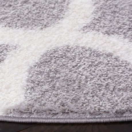 Safavieh Tahoe Shag 6'-7" x 6'-7" Rug in Light Grey / White