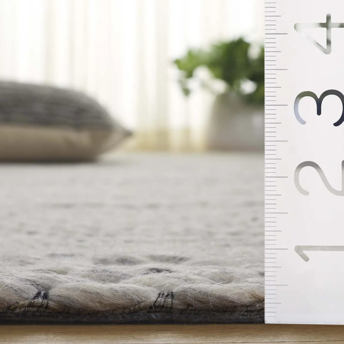 Safavieh Marbella 4'-0" x 6'-0" Rug in Light Grey / Ivory