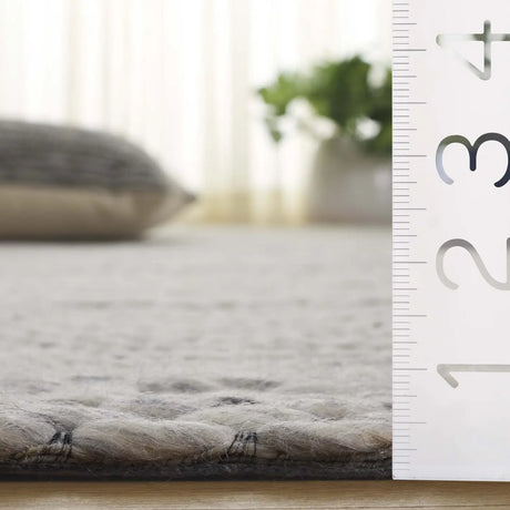 Safavieh Marbella 4'-0" x 6'-0" Rug in Light Grey / Ivory