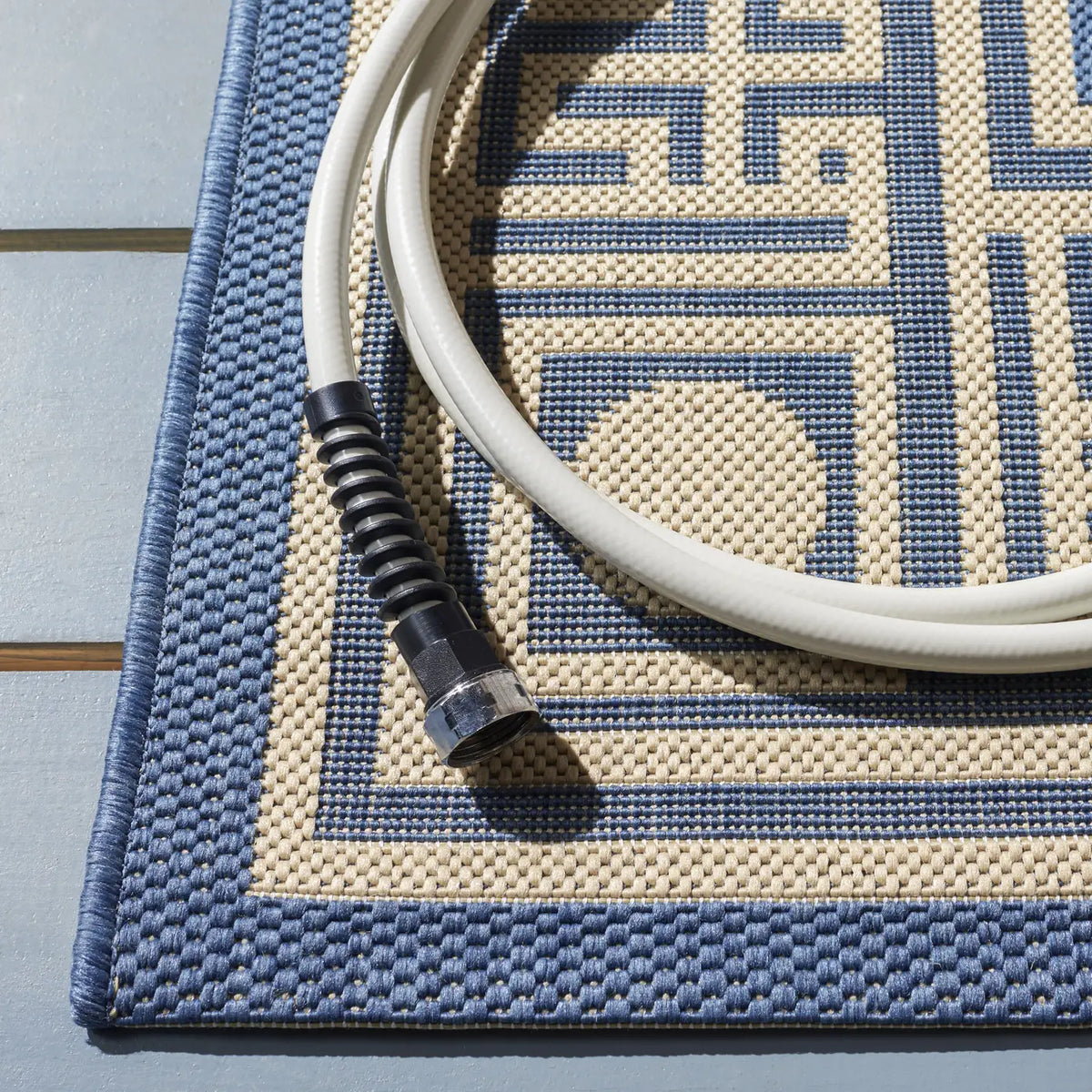Safavieh Courtyard 4'-0" x 5'-7" Rug in Blue / Beige