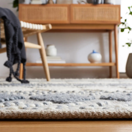 Safavieh Vermont 4'-0" x 6'-0" Rug in Grey / Ivory