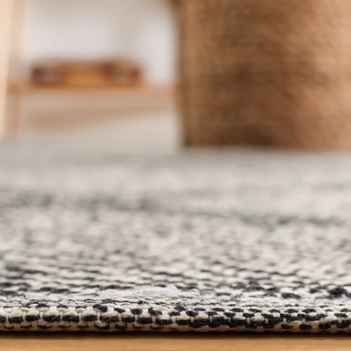 Safavieh Montauk 4'-0" x 6'-0" Rug in Black