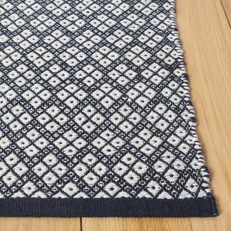 Safavieh Kilim 4'-0" x 6'-0" Rug in Black / Ivory