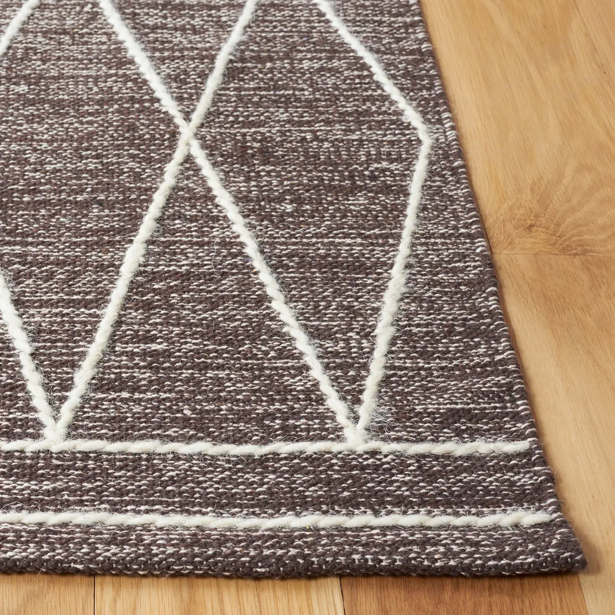 Safavieh Kilim 4'-0" x 6'-0" Rug in Brown / Ivory
