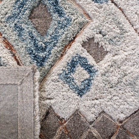 Safavieh Casablanca Shag 5'-0" x 8'-0" Rug in Beige / Navy