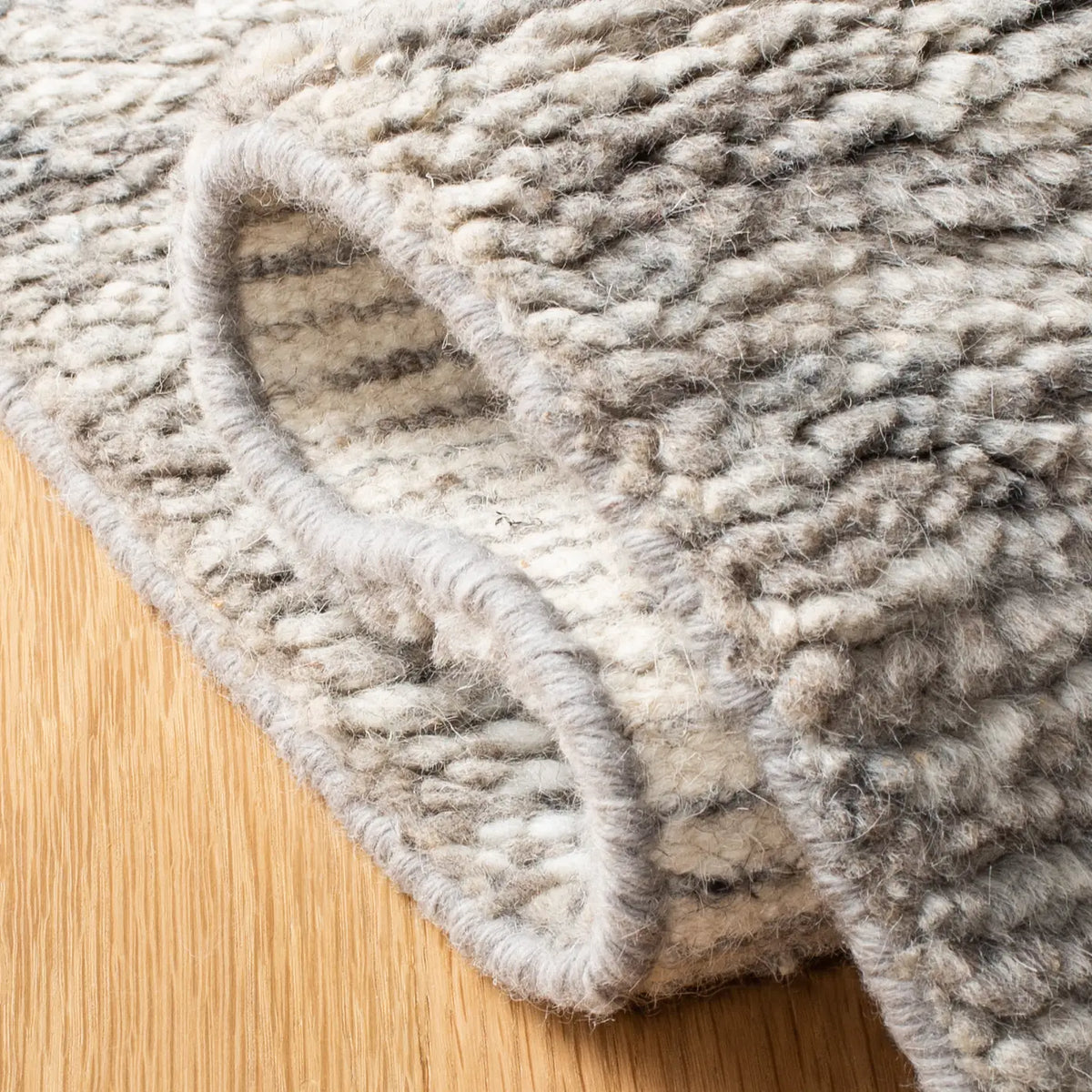 Safavieh Casablanca 4'-0" x 6'-0" Rug in Grey / Ivory