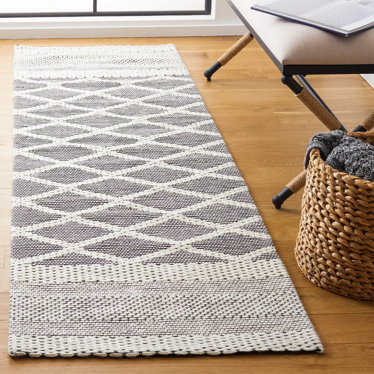 Safavieh Marbella 2'-3" x 8'-0" Rug in Ivory / Black