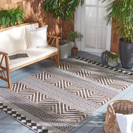 Safavieh Havana 4'-5" x 6'-5" Rug in Light Brown / Black