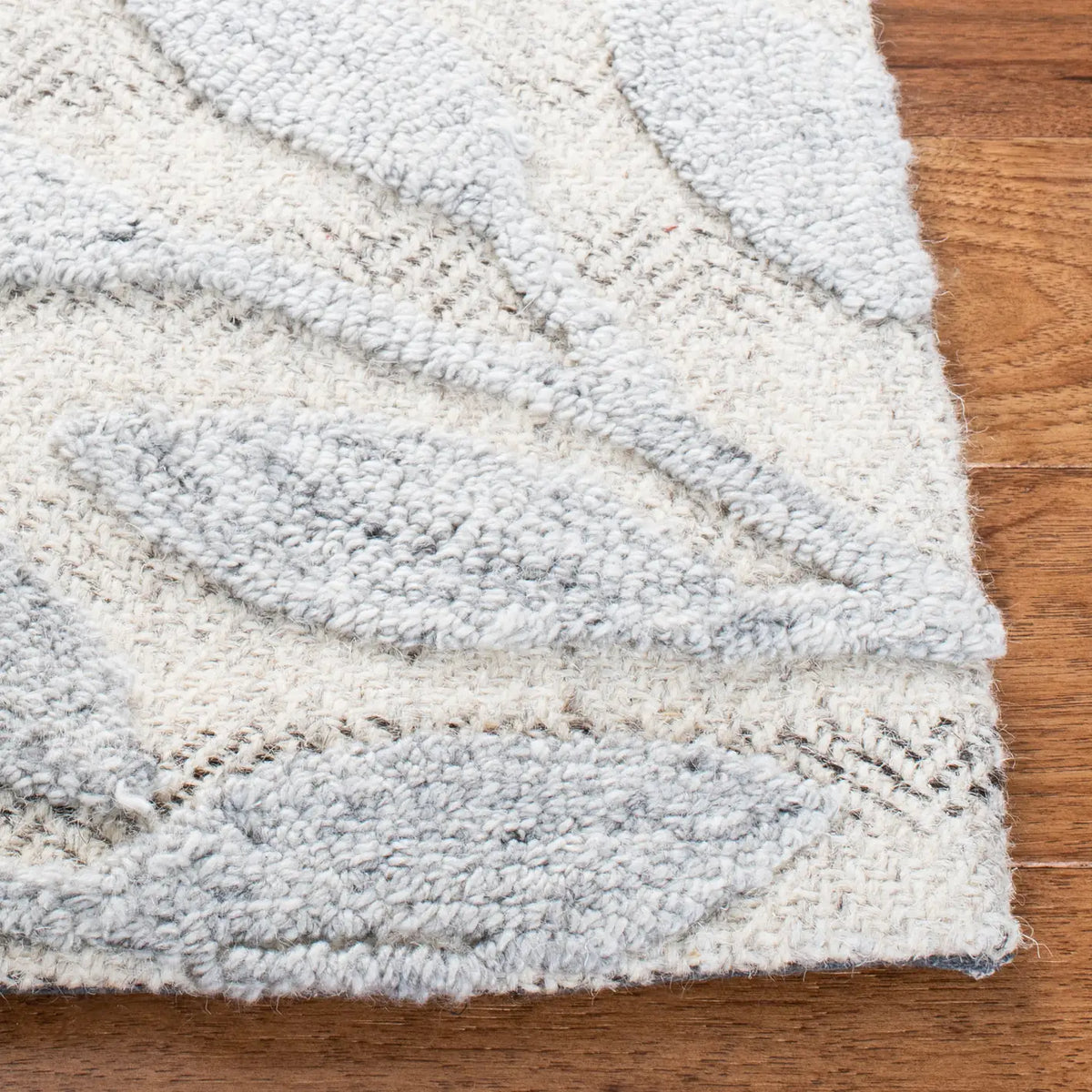 Safavieh Southampton 4'-0" x 6'-0" Rug in Grey