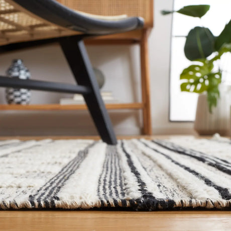 Safavieh Natura 4'-0" x 6'-0" Rug in Black / Ivory