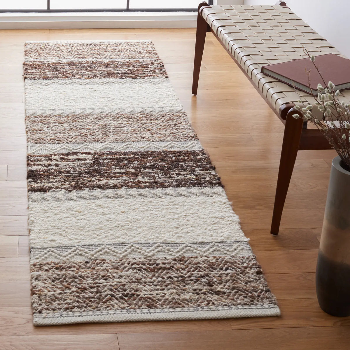 Safavieh Natura 2'-3" x 8'-0" Rug in Brown / Ivory