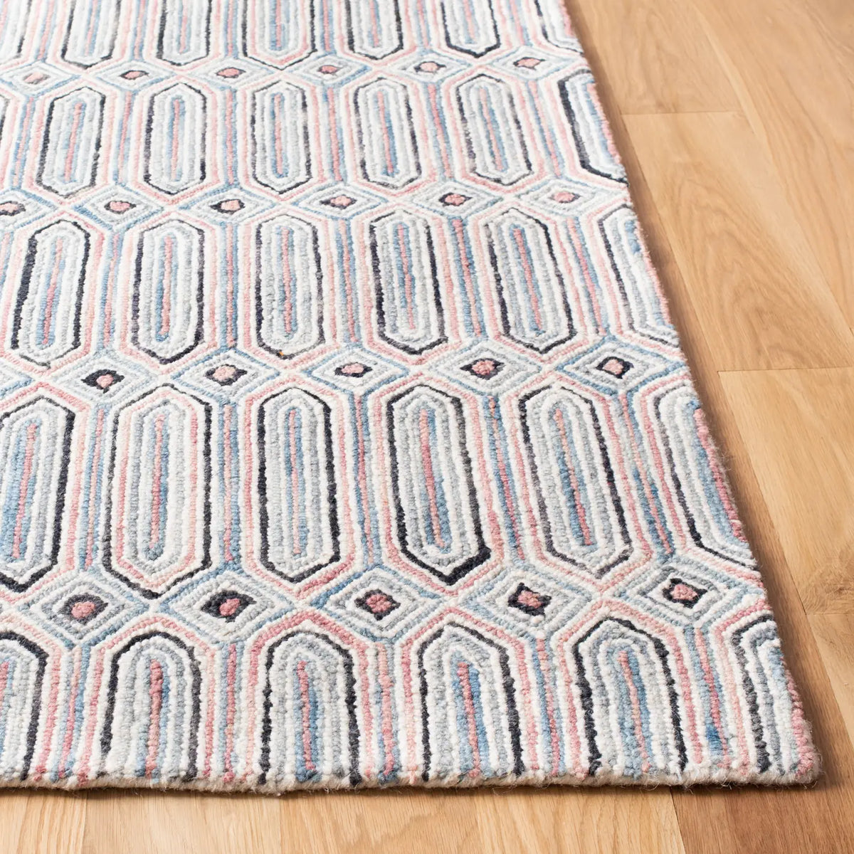 Safavieh Micro-Loop 4'-0" x 6'-0" Rug in Pink / Grey