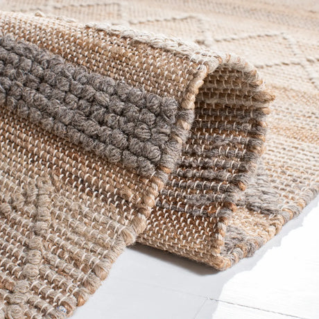 Safavieh Natura 4'-0" x 6'-0" Rug in Natural / Beige