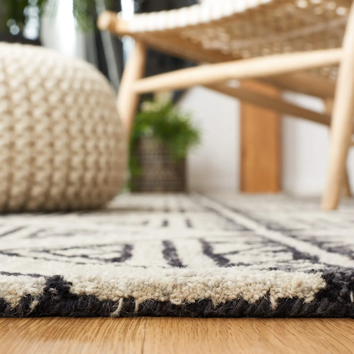 Safavieh Metro 4'-0" x 6'-0" Rug in Black / Beige